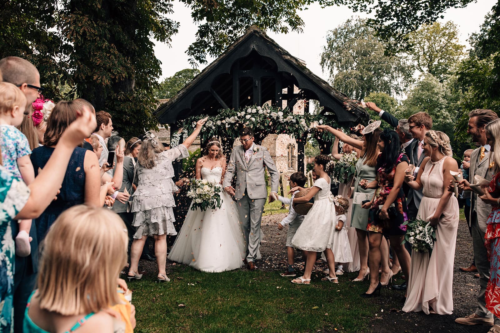 outdoor wedding photography confetti