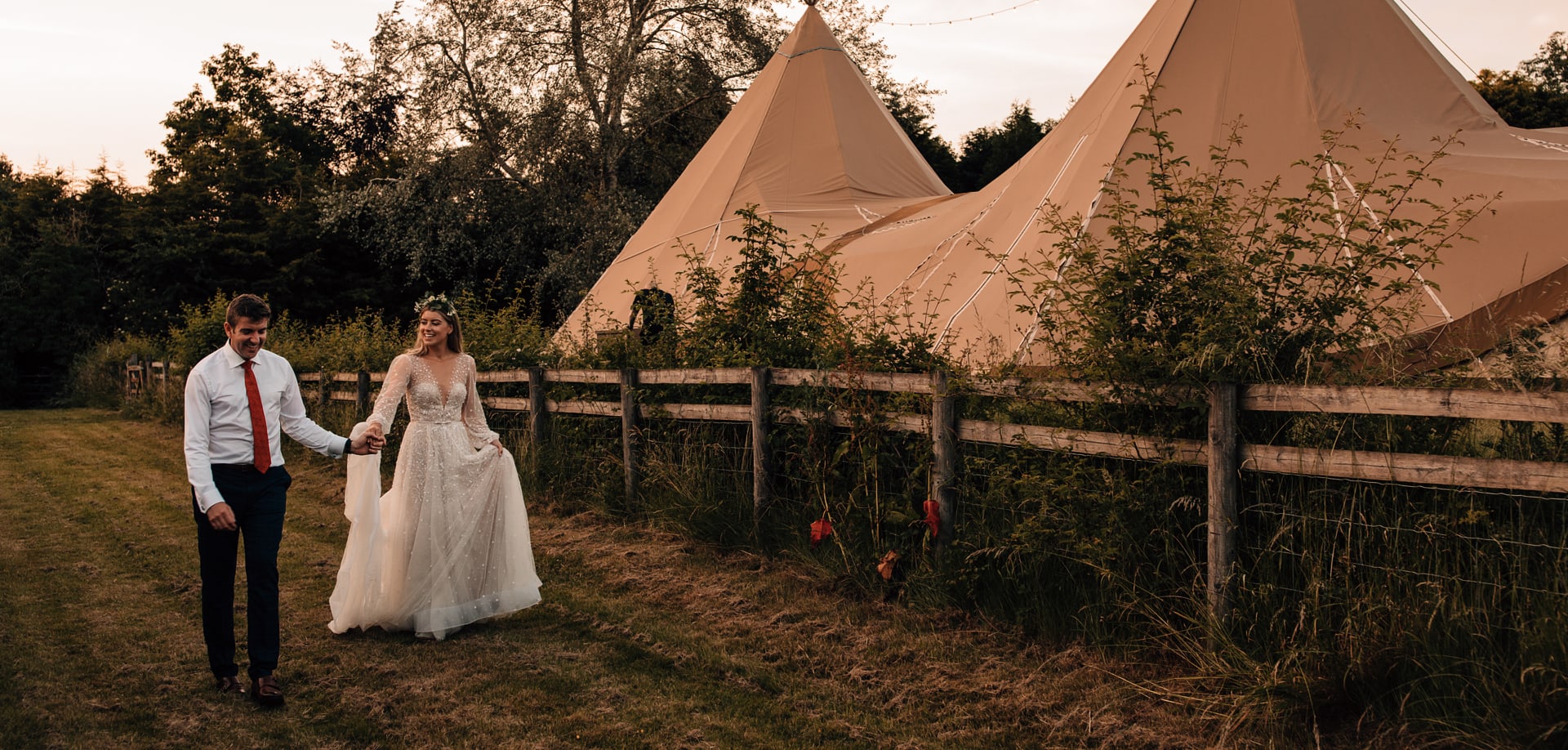 Festival style tipi wedding photography – Back garden